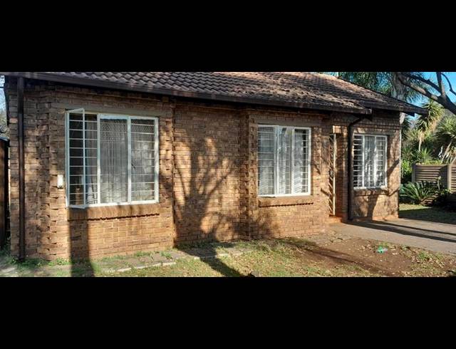 2 BEDROOM TOWNHOUSE FOR SALE IN ROOIHUISKRAAL NORTH